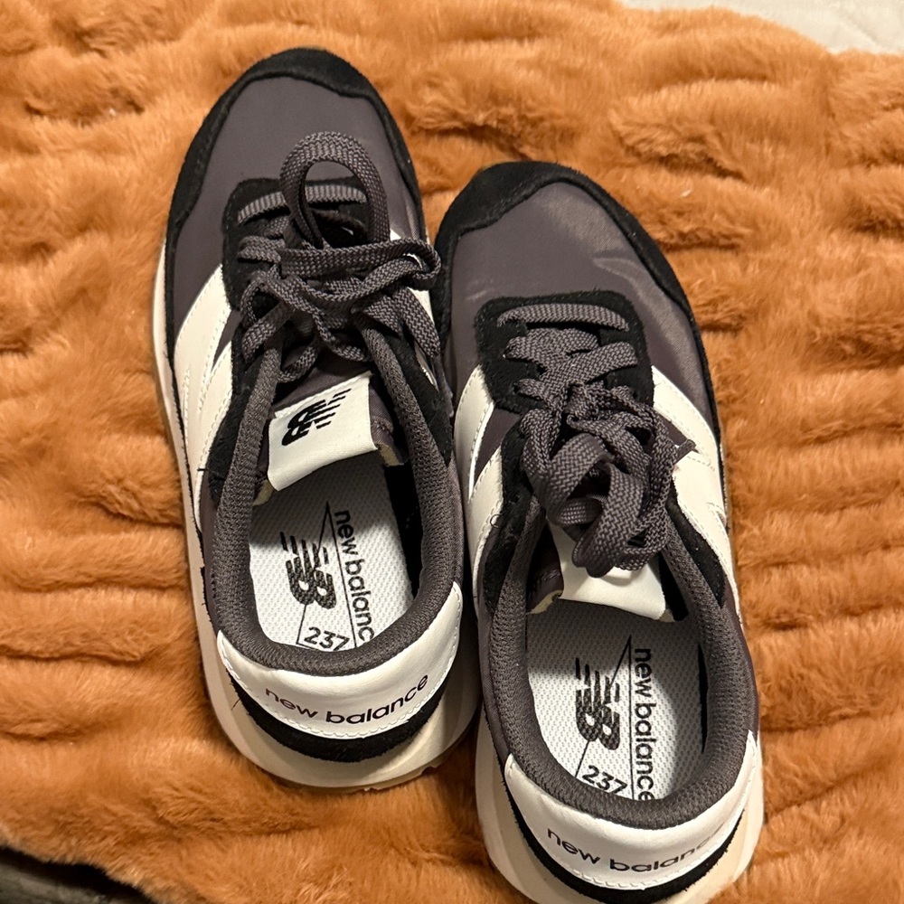 New Balance women’s 237 Charcoal and White Sneakers, Sz 7